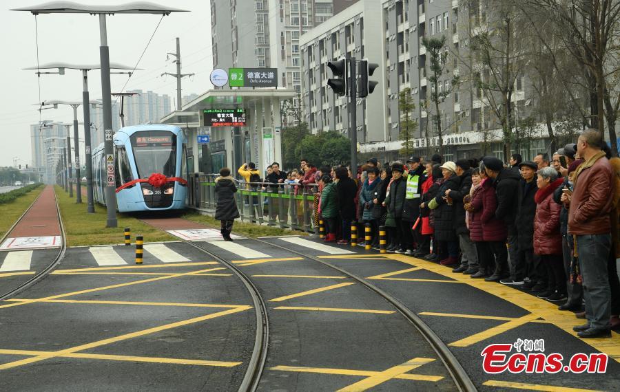 A tram begins service in Chengdu City, Sichuan Province, Dec. 26, 2018. The first section of the city\'s Rong Line 2 tram line has opened, running for approximately 13.7 kilometers. The trams can travel at speeds of up to 70 kilometers per hour and carry a maximum of 380 people. (Photo: China News Service/Liu Zhongjun)