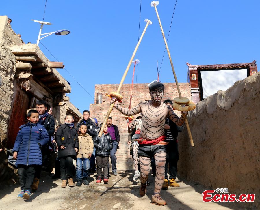 People of the Tu ethnic group perform the Wutu dance during a ceremony at Nianduhu village in Tongren County, Northwest China\'s Qinghai Province, December 26, 2018. The annual ceremony is held, between Nov. 5 to 20 in the lunar calendar, to dispel disease and exorcise evils. In ancient Chinese dialects, \