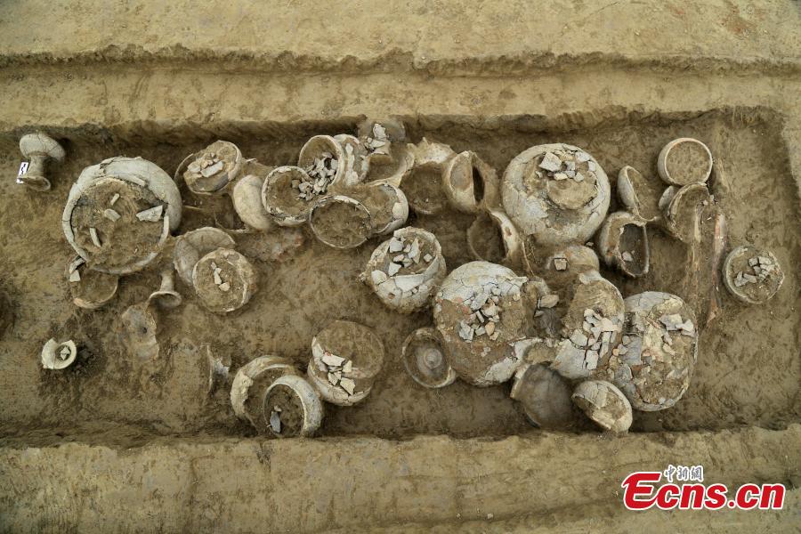 Photo provided by the Chengdu Cultural Relics and Archaeology Research Institute shows excavation work at ruins in Minqiang Village in Chengdu City, Southwest China\'s Sichuan Province. Archaeologists found 38 tombs from the Warring States Period (475?221 BC) in ancient China, including some that were used for minors. (Photo provided to China News Service)