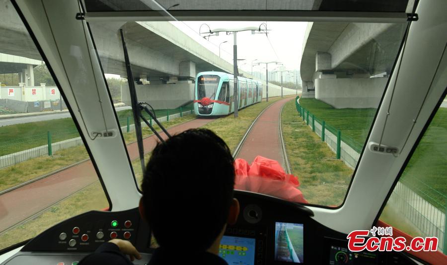 A tram begins service in Chengdu City, Sichuan Province, Dec. 26, 2018. The first section of the city\'s Rong Line 2 tram line has opened, running for approximately 13.7 kilometers. The trams can travel at speeds of up to 70 kilometers per hour and carry a maximum of 380 people. (Photo: China News Service/Liu Zhongjun)