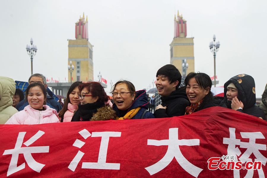 People visit the renovated Nanjing Yangtze River Bridge in Nanjing, capital of east China\'s Jiangsu Province, Dec. 26, 2018. Built half a century ago, the Nanjing Yangtze River Bridge is China\'s first double-decked road-rail truss bridge. It was reopened on Wednesday after a renovation of over two years. (Photo: China News Service/Yang Bo)