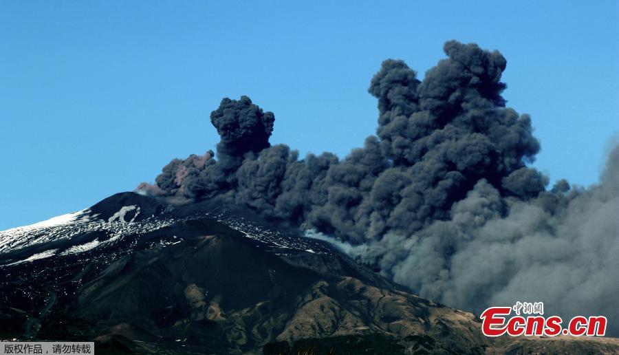 A smoke column comes out of the Etna volcano in Catania, Italy, Dec. 24, 2018. (Photo/Agencies)