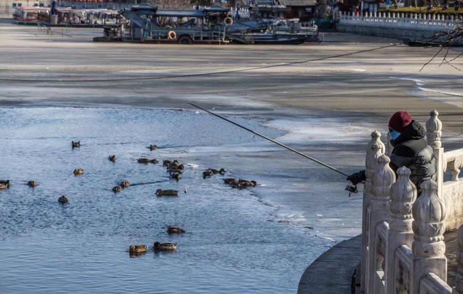 A local trying to fish where there\'s no ice.  (Photo: Li Hao/ GT)