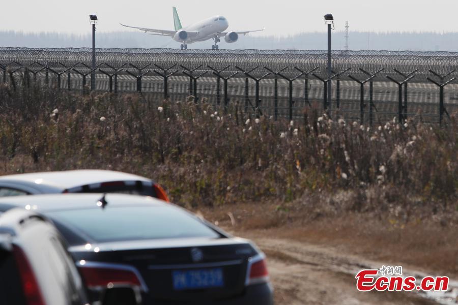 China\'s domestically developed C919 passenger jet is seen during a test flight at Pudong International Airport in Shanghai, Dec. 28, 2018. The third C919 plane, developed by the state-owned Commercial Aircraft Corp. of China (COMAC), took a test flight at the busy airport\'s 4th runway. (Photo: China News Service/Yin Liqin)