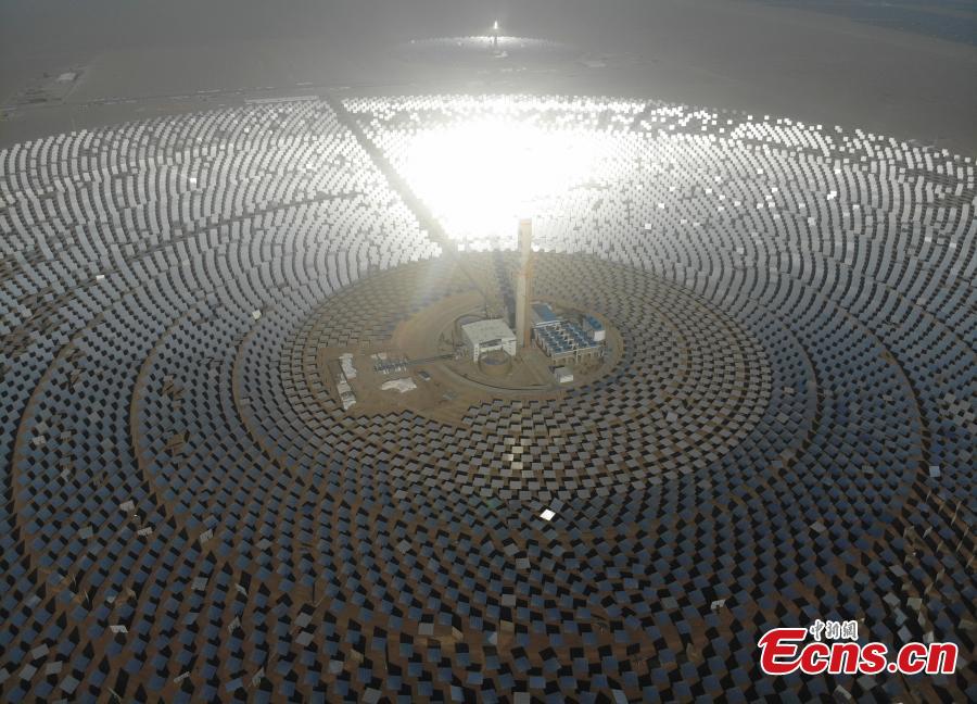 A view of a 100-megawatt molten-salt solar thermal power plant in Dunhuang City, Northwest China\'s Gansu Province, Dec. 26, 2018. The plant is powered by 12,000 mirrors that concentrate sunlight onto a receiver at the top of a solar tower, 260 meters high. The heat collected is used to create steam that turns a turbine and generator, as at a traditional thermal power plant. The molten salt can also be stored and used to generate power on demand, even at night. (Photo: China News Service/Yang Yanmin)