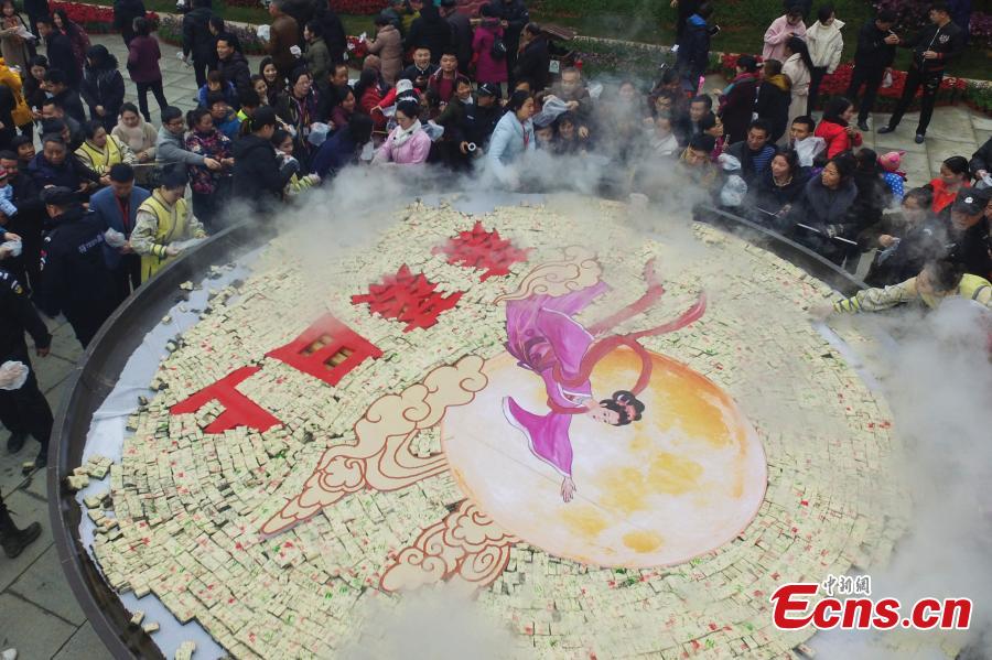 A steamer measuring eight meters in diameter and weighing two tons is used to cook sponge cake at a scenic area in Yichun City, East China\'s Jiangxi Province, Dec. 27, 2018. More than 88,000 pieces of cake were made and offered to tourists for free, along with wishes for success. The number 8 is considered lucky in Chinese culture because the pronunciation of \'eight\' in Mandarin Chinese is close to that of the phrase meaning \'to make a fortune\'. (Photo: China News Service/Chen Fei)