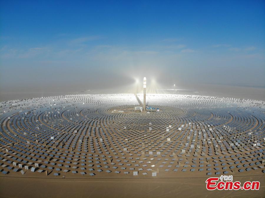 A view of a 100-megawatt molten-salt solar thermal power plant in Dunhuang City, Northwest China\'s Gansu Province, Dec. 26, 2018. The plant is powered by 12,000 mirrors that concentrate sunlight onto a receiver at the top of a solar tower, 260 meters high. The heat collected is used to create steam that turns a turbine and generator, as at a traditional thermal power plant. The molten salt can also be stored and used to generate power on demand, even at night. (Photo: China News Service/Yang Yanmin)