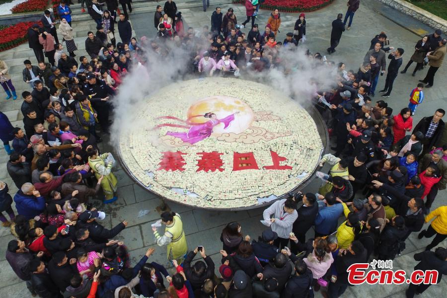 A steamer measuring eight meters in diameter and weighing two tons is used to cook sponge cake at a scenic area in Yichun City, East China\'s Jiangxi Province, Dec. 27, 2018. More than 88,000 pieces of cake were made and offered to tourists for free, along with wishes for success. The number 8 is considered lucky in Chinese culture because the pronunciation of \'eight\' in Mandarin Chinese is close to that of the phrase meaning \'to make a fortune\'. (Photo: China News Service/Chen Fei)