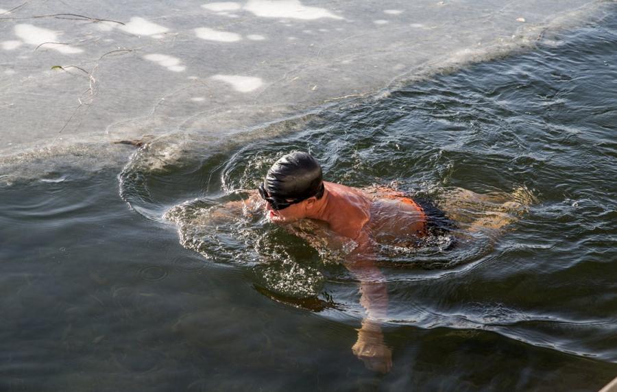 A man pairs winter swimming. With temperatures dropping to -11.5 degree Celsius on December 27, Beijing\'s coldest winter has arrived. However, the freezing weather has yet to prevent a few from enjoying a winter swim, with many of them in their 60s. (Photo: Li Hao/GT)