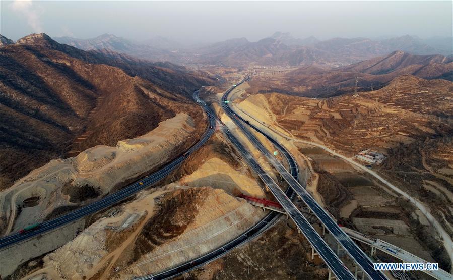Photo taken on Dec. 26, 2018 shows the junction of Pingzan section of Taihang Mountain expressway and Shijiazhuang-Taiyuan expressway in north China\'s Hebei Province. The Taihang Mountain expressway linking Hebei with Beijing started operation Friday. The expressway, with a total length of 650 km, connects Hebei\'s mountainous region with the capital and its neighboring provinces including Shanxi and Henan, benefiting a total of 7.4 million people living in the mountainous areas. (Xinhua/Yang Shiyao)