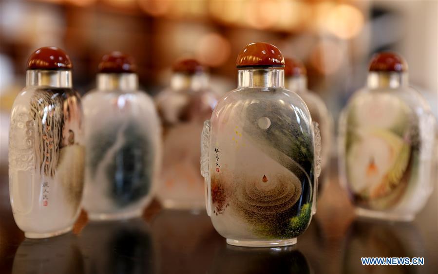 Photo taken on Dec. 28, 2018 shows inner painted snuff bottles created by teacher Yin Jianqing at Hebei College of Industry and Technology in Shijiazhuang, north China\'s Hebei Province, Dec. 28, 2018. The college takes intangible cultural heritages such as techniques of pyrograph and inner painting into school courses in recent years. (Xinhua/Liang Zidong)