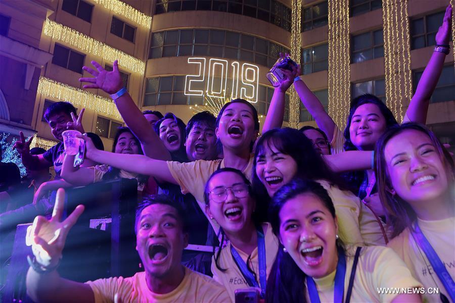 Revelers cheer during a New Year celebration at a park in Quezon City, the Philippines, on Jan. 1, 2019. (Xinhua/Rouelle Umali)