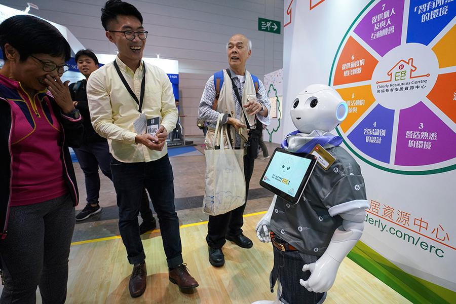 A home service robot for the elderly makes visitors laugh at a technology expo held in Hong Kong. (Photo/China News Service)