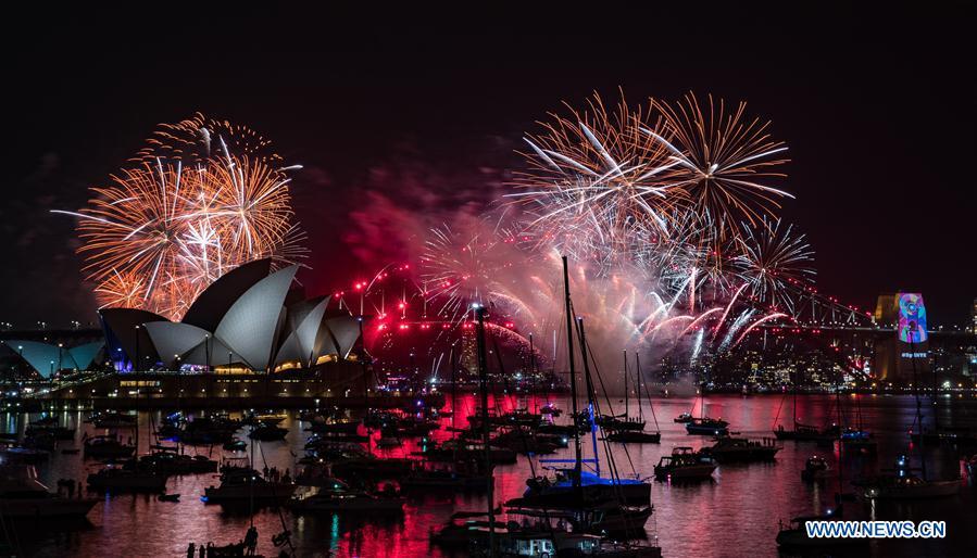 Fireworks explode during the New Year\'s Eve celebrations in Sydney, Australia, Dec. 31, 2018. (Xinhua/Zhu Hongye)