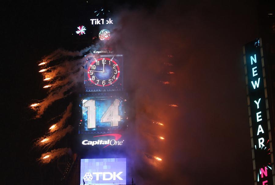 Fireworks go off during the annual New Year\'s Eve celebration at Times Square in New York, the United States, Dec. 31, 2018. (Xinhua/Qin Lang)