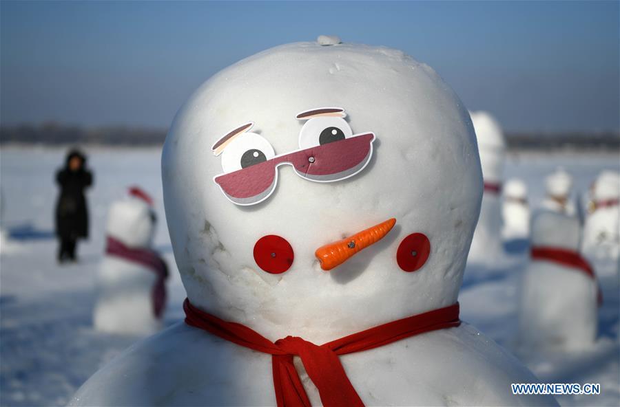 Photo taken on Jan. 2, 2019 shows a snowman on the riverbank of Songhua River in Harbin, capital of northeast China\'s Heilongjiang Province. Altogether 2,019 cute snowmen were displayed here to greet the year 2019. (Xinhua/Wang Jianwei)