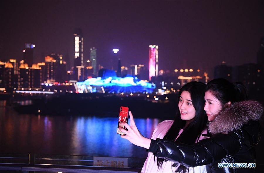 Citizens take a selfie on New Year\'s Eve in southwest China\'s Chongqing, Jan. 1, 2019. (Xinhua/Wang Quanchao)