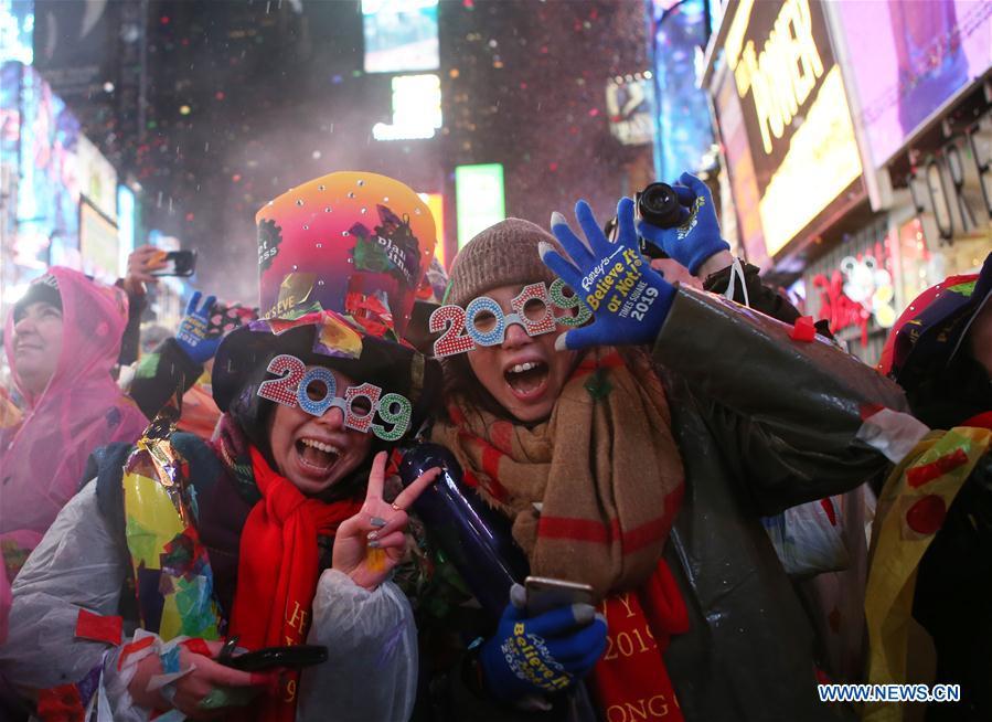 Revelers participate in the annual New Year\'s Eve celebration at Times Square in New York, the United States, Jan. 1, 2019. (Xinhua/Qin Lang)