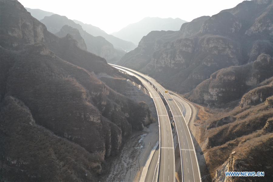 Aerial photo taken on Jan. 1, 2019 shows the Xinglongkou-Yanqing section of Beijing-Chongli Expressway in Beijing, capital of China. After more than three years\' construction work, the 42.2-km-long Xinglongkou-Yanqing section of Beijing-Chongli Expressway linking northwest Beijing\'s Xinglongkou Village in Changping district and Yanqing district opened to traffic on Tuesday. Beijing-Chongli Expressway starts from Beijing and ends at Chongli of north China\'s Hebei Province. It will serve the Beijing International Horticultural Exhibition 2019 and the Beijing 2022 Winter Games, which are to be held in Yanqing and Chongli respectively. (Xinhua/Xing Guangli)