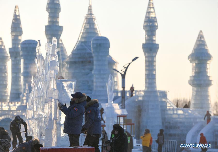 Contestants work on ice sculptures during an international ice sculpture competition in Harbin, capital of northeast China\'s Heilongjiang Province, Jan. 2, 2019. A total of 16 teams from 12 countries and regions took part in the competition. (Xinhua/Wang Song)