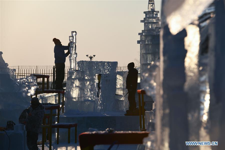 Contestants carve an ice sculpture during an international ice sculpture competition in Harbin, capital of northeast China\'s Heilongjiang Province, Jan. 2, 2019. A total of 16 teams from 12 countries and regions took part in the competition. (Xinhua/Wang Song)