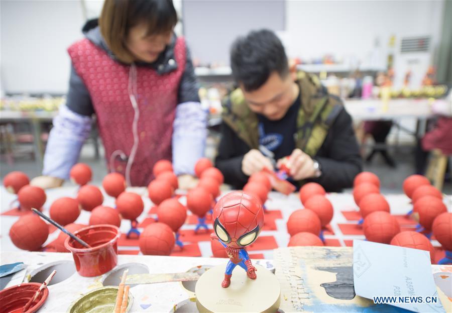Craftsmen make copper artwork at a factory workshop in Jiande City, east China\'s Zhejiang Province, Jan. 2, 2019. A traditional sanitary ware production company, Tong Shifu, meaning Copper Master, has converted itself into an enterprise that designs and makes copper artwork in collaboration with museum, cartoon firm and artist\'s studio. With the annual output reaching 500 million yuan (about 72.9 million U.S. dollars), the company has succeeded in industrial transformation. (Xinhua/Weng Xinyang)