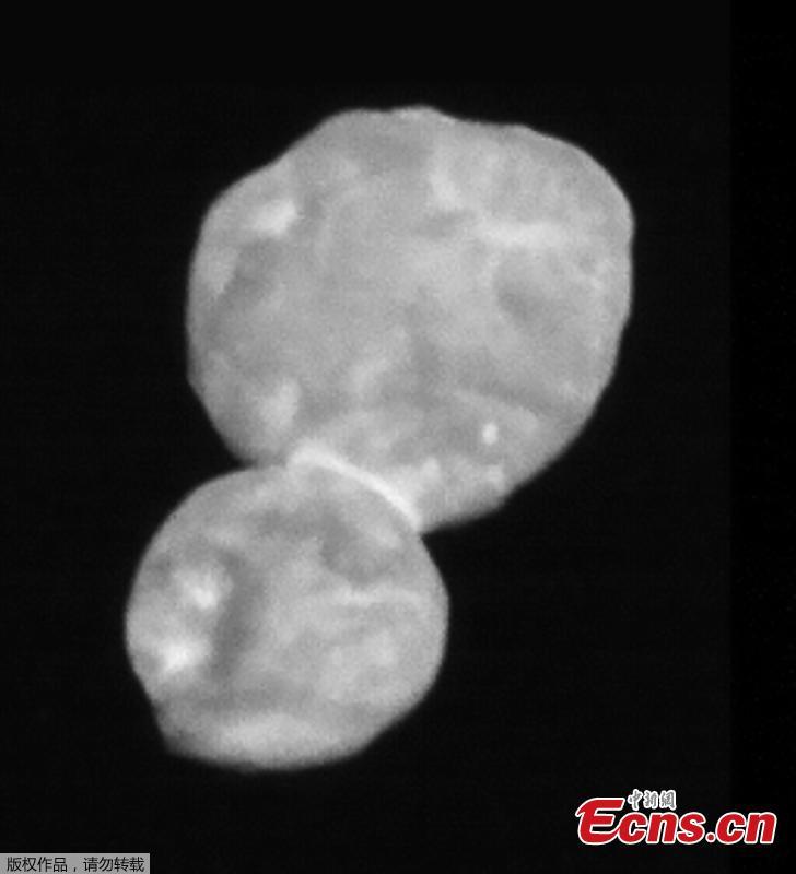 This handout image released January 2, 2019 by NASA taken by the Long-Range Reconnaissance Imager (LORRI) is the most detailed of Ultima Thule returned so far by the New Horizons spacecraft. It was taken at 5:01 Universal Time on January 1, 2019, just 30 minutes before closest approach from a range of 18,000 miles (28,000 kilometers), with an original scale of 730 feet (140 meters) per pixel. （Photo/Agencies）