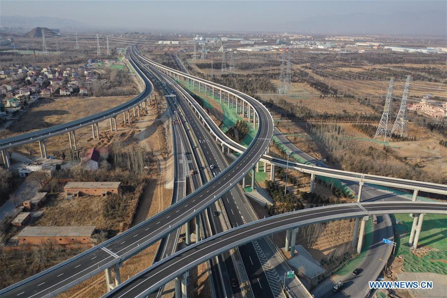 Aerial photo taken on Jan. 1, 2019 shows the Xinglongkou-Yanqing section of Beijing-Chongli Expressway in Beijing, capital of China. After more than three years\' construction work, the 42.2-km-long Xinglongkou-Yanqing section of Beijing-Chongli Expressway linking northwest Beijing\'s Xinglongkou Village in Changping district and Yanqing district opened to traffic on Tuesday. Beijing-Chongli Expressway starts from Beijing and ends at Chongli of north China\'s Hebei Province. It will serve the Beijing International Horticultural Exhibition 2019 and the Beijing 2022 Winter Games, which are to be held in Yanqing and Chongli respectively. (Xinhua/Xing Guangli)