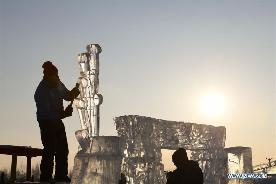 Contestants carve ice sculptures during an international ice sculpture competition in Harbin, capital of northeast China\'s Heilongjiang Province, Jan. 2, 2019. A total of 16 teams from 12 countries and regions took part in the competition. (Xinhua/Wang Song)