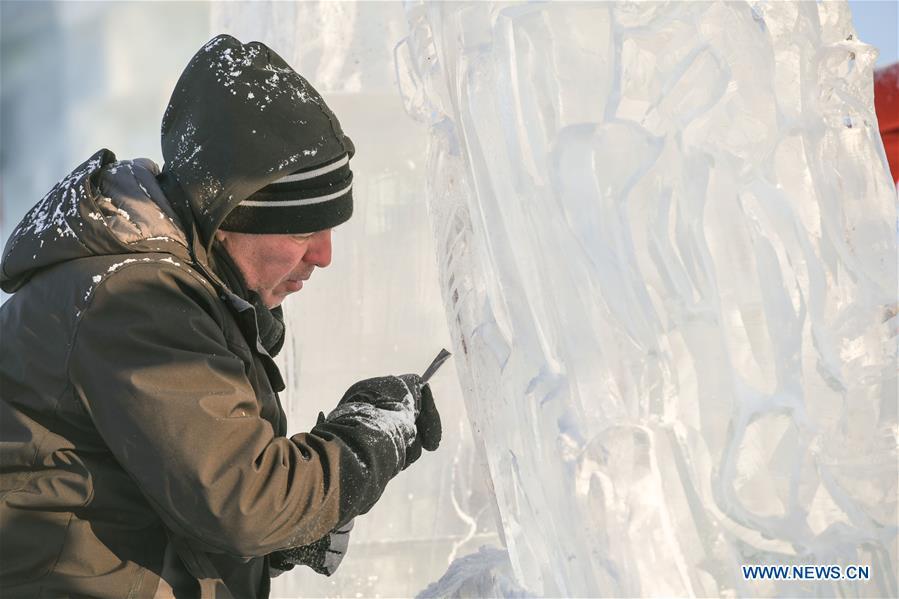 A contestant carves an ice sculpture during an international ice sculpture competition in Harbin, capital of northeast China\'s Heilongjiang Province, Jan. 2, 2019. A total of 16 teams from 12 countries and regions took part in the competition. (Xinhua/Wang Song)