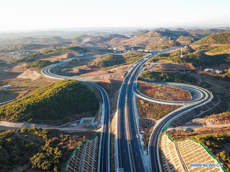 Aerial photo taken on Dec. 20, 2018 shows a part of the Liupanshui-Weining Highway in southwest China\'s Guizhou Province. The Liupanshui-Weining Highway with a highest altitude of 2,260 meters, the highest highway in the province, opened to traffic on Thursday. (Xinhua/He Huan)