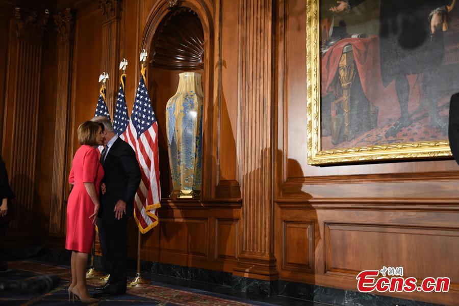 Speaker of the House Nancy Pelosi (D-Calif.) talks with a member of the House of Representatives after a ceremonial swearing-in, January 3, 2019.(Photo: China News Service/Chen Mengtong)