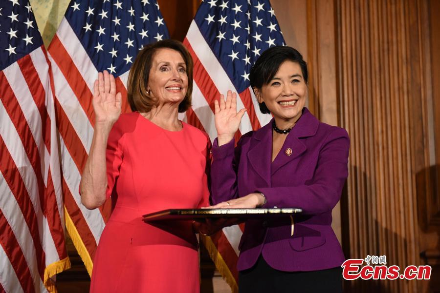 Judy Chu (R), (D-Calif.), poses with Speaker of the House Nancy Pelosi (D-Calif.) for a ceremonial swearing-in picture on Capitol Hill in Washington, U.S., during the opening session of the 116th Congress, January 3, 2019.(Photo: China News Service/Chen Mengtong)