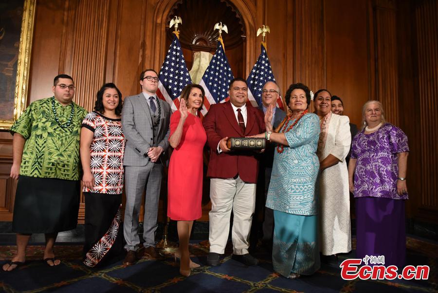 Members of the House of Representatives poses with Speaker of the House Nancy Pelosi (D-Calif.) for a ceremonial swearing-in picture on Capitol Hill in Washington, U.S., January 3, 2019.(Photo: China News Service/Chen Mengtong)