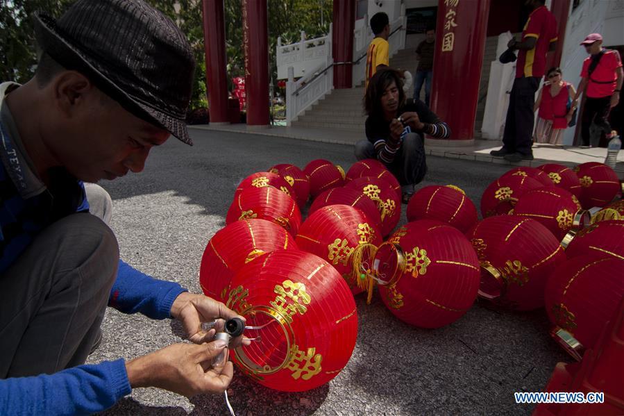 Workers prepare to hang lanterns in preparation of the celebration of Chinese lunar New Year in Thean Hou Temple in Kuala Lumpur, Malaysia, Jan. 3, 2019. (Xinhua/Chong Voon Chung)