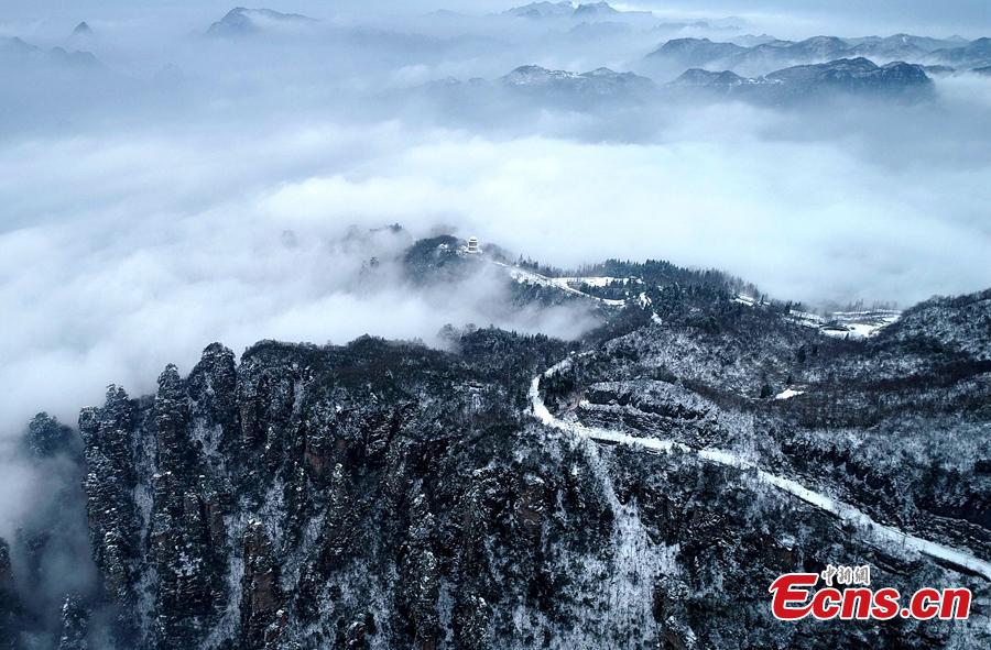 Mountains are snow-covered in Wulingyuan, a scenic and historical site in Central China\'s Hunan Province, Jan. 3, 2019. A UNESCO World Heritage site, it is famous for its quartzite sandstone pillars and peaks along with numerous ravines and gorges. (Photo: China News Service/Wu Yongbing)