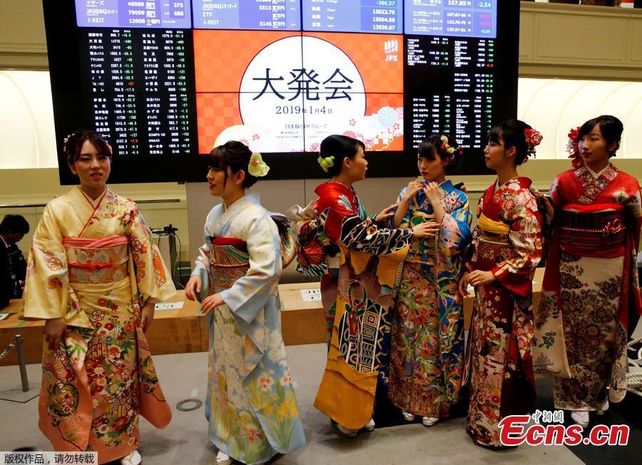 Women, dressed in ceremonial kimonos, pose in front of an electronic board showing stock prices after the New Year opening ceremony at the Tokyo Stock Exchange (TSE), held to wish for the success of Japan\'s stock market, in Tokyo, Japan, January 4, 2019. (Photo/Agencies)