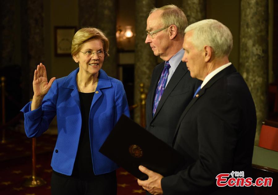 Vice President Mike Pence administers the Senate oath of office to Sen. Elizabeth Warren （D-Mass.), accompanied by her husband Bruce Mann, during a mock swearing in ceremony in the Old Senate Chamber on Capitol Hill in Washington, Jan. 3, 2019, as the 116th Congress begins. (Photo: China News Service/Chen Mengtong)