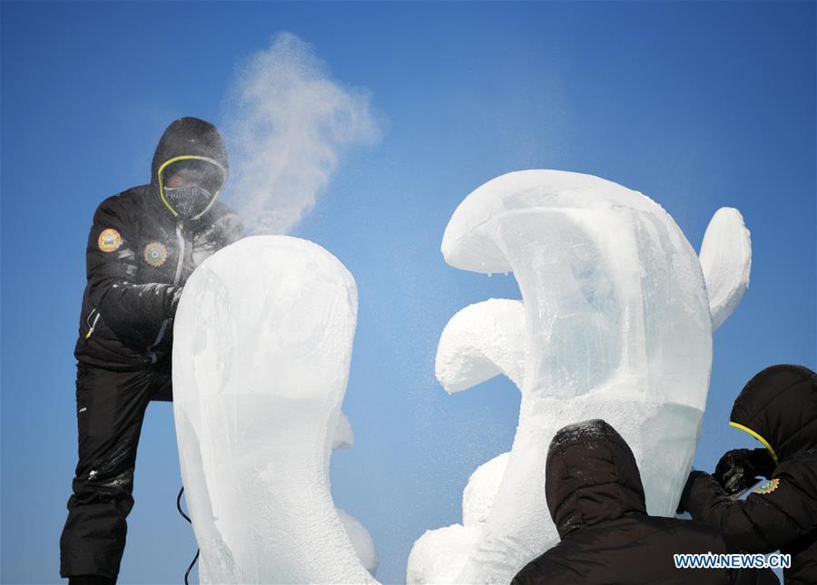 Contestants make an ice sculpture during an international ice sculpture competition in Harbin, capital of northeast China\'s Heilongjiang Province, Jan. 3, 2019. (Xinhua/Wang Jianwei)