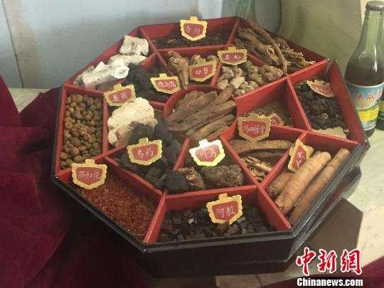 (Photo/China News Service)

Making Chinese traditional herbal medicine

Minor Cold is also the busiest time for doctors and pharmacies of traditional Chinese medicine. Many people need them to prepare new medicines, which will be consumed before the Lunar New Year.