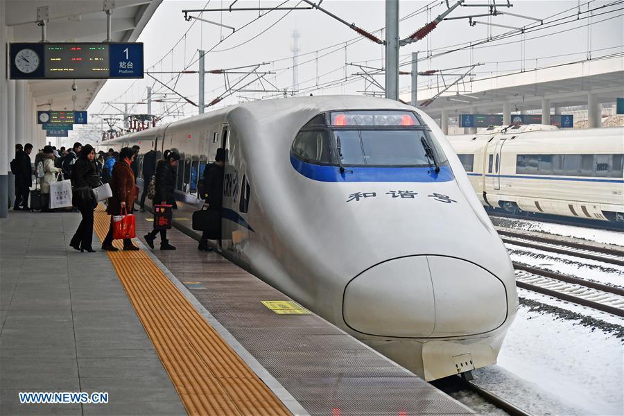Passengers take a train at the Yantai South Railway Station in Yantai, east China\'s Shandong Province, Jan. 4, 2019. China will put into use the new train diagram starting from Jan. 5.(Xinhua/Sun Wentan)