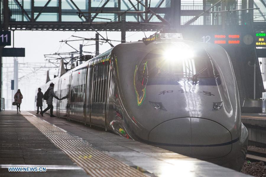 Passengers take a train at the Nanjing Railway Station in Nanjing, capital of east China\'s Jiangsu Province, Jan. 4, 2019. China will put into use the new train diagram starting from Jan. 5.(Xinhua/Su Yang)