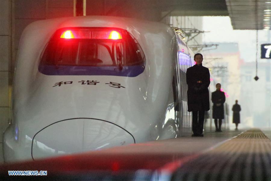 Staff members await passengers at the Yantai Railway Station in Yantai, east China\'s Shandong Province, Jan. 4, 2019. China will put into use the new train diagram starting from Jan. 5.(Xinhua/Tang Ke)