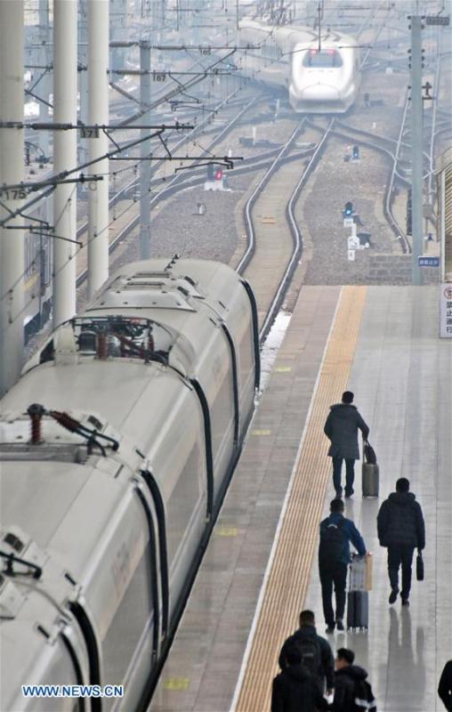 Passengers take a train at the Yantai Railway Station in Yantai, east China\'s Shandong Province, Jan. 4, 2019. China will put into use the new train diagram starting from Jan. 5.(Xinhua/Tang Ke)