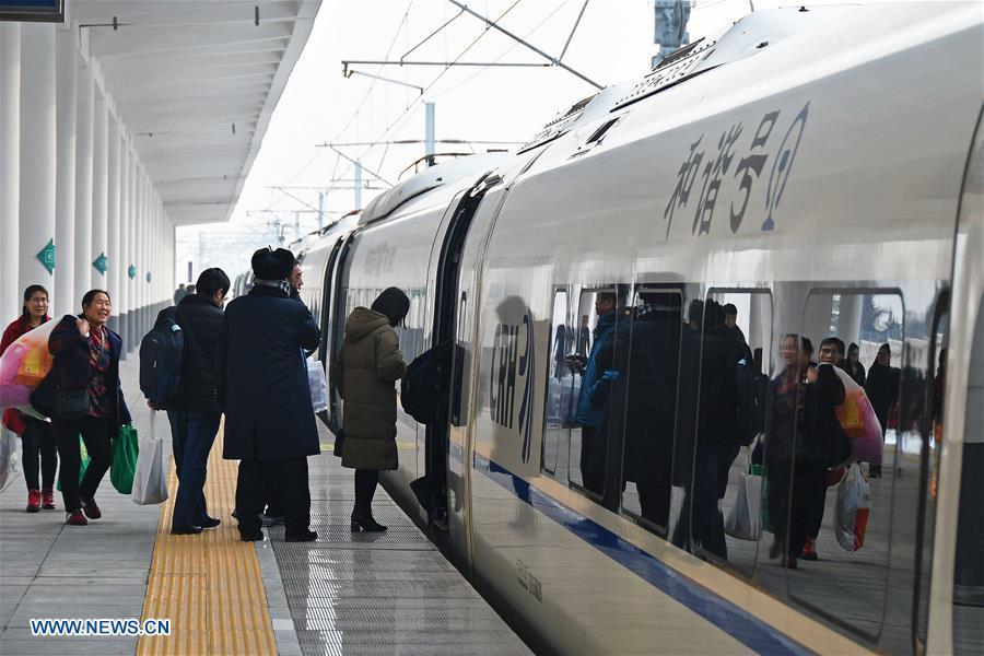 Passengers take a train at the Yantai South Railway Station in Yantai, east China\'s Shandong Province, Jan. 4, 2019. China will put into use the new train diagram starting from Jan. 5.(Xinhua/Sun Wentan)