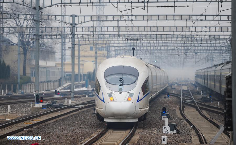 A train departs from the Yantai Railway Station in Yantai, east China\'s Shandong Province, Jan. 4, 2019. China will put into use the new train diagram starting from Jan. 5.(Xinhua/Chu Yang)