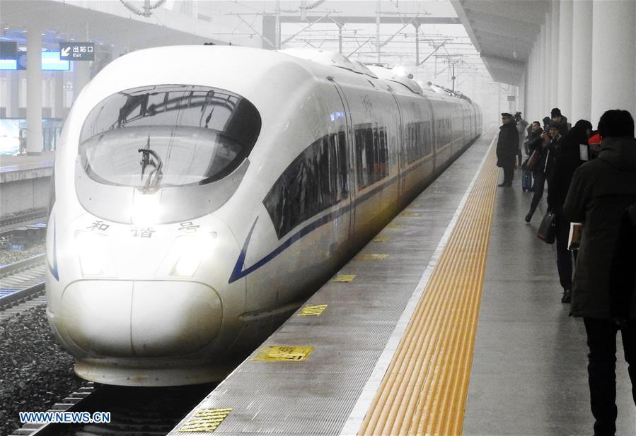 A train arrives at the Lianyungang Railway Station in east China\'s Jiangsu Province, Jan. 4, 2019. China will put into use the new train diagram starting from Jan. 5.(Xinhua/Geng Yuhe)