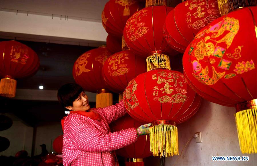 A worker shows red lanterns in Tuntou Village, Gaocheng District, Shijiazhuang City, north China\'s Hebei Province, Dec. 23, 2018.(Xinhua/Chen Qibao)

Stocking up for New Year

During Minor Cold, people always start stocking New Year goods, which include Spring Festival couplets, New Year pictures, paper-cuts for window decoration, fire crackers, incense and lanterns.