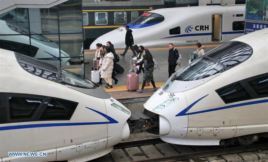 Passengers take a train at the Yantai Railway Station in Yantai, east China\'s Shandong Province, Jan. 4, 2019. China will put into use the new train diagram starting from Jan. 5.(Xinhua/Tang Ke)