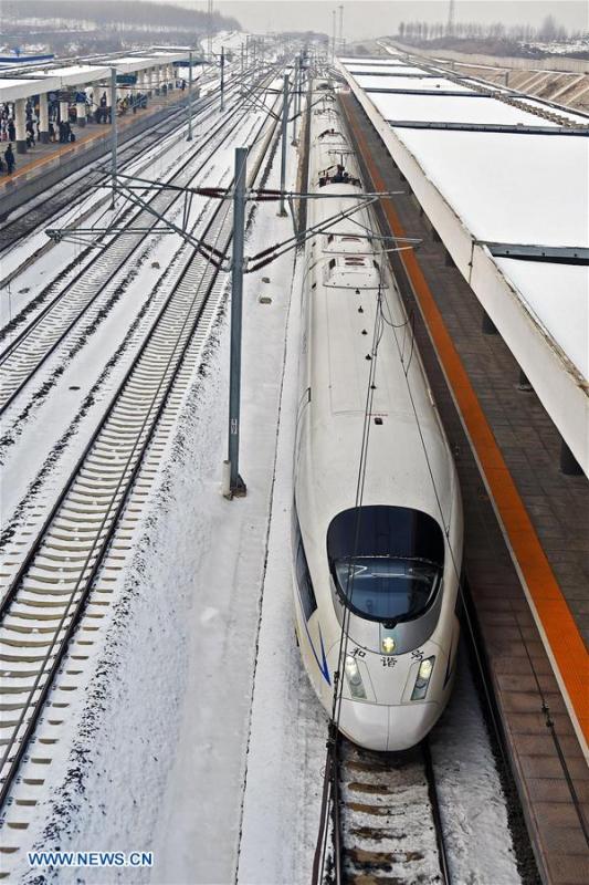 A train arrives at the Yantai South Railway Station in Yantai, east China\'s Shandong Province, Jan. 4, 2019. China will put into use the new train diagram starting from Jan. 5.(Xinhua/Sun Wentan)